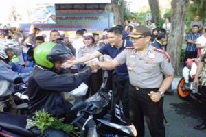 Bersama Kapolrestabes, Komunitas MOGE Surabaya Bagi Takjil