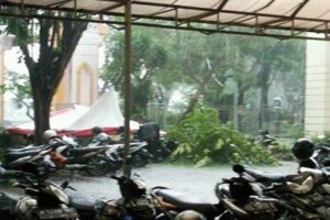 Hujan Angin di Gedung DPRD Surabaya Nyaris Menelan Korban
