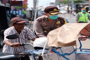 Kunjungi Pos-Pam dan Pantau Arus Lalin, Wakapolres Kediri Dorong Becak Motor