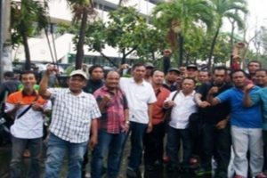 Bonek Lurug Kantor Dispora Surabaya