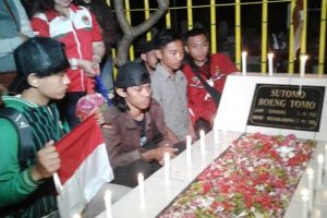 Puluhan Pecinta Music Rock, Anjal dan Bonek Nyekar ke Makam Bung Tomo