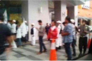 Ormas Islam di Surabaya Sweeping Atribut Sinterklas