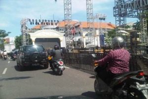 Panggung di Depan Mapolrestabes Macetkan Kota Surabaya