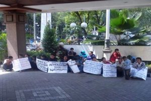 Karyawan PD Pasar Surya Gelar Demo di DPRD Surabaya