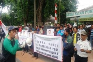 Pecinta Sepak Bola Surabaya Tuding Menpora Tak Patuhi Hukum