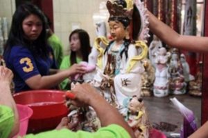 Sambut IMLEK, Warga Etnis Tiong Hoa Bersihkan Tempat Ibadah