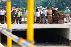 Risma Tinjau Pengerjaan Underpass dan Overpass Mayjen Sungkono