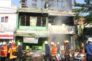 Toko Plastik Jl Semarang Surabaya Ludes Terbakar