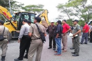 Hari ini Satpol-PP Surabaya Berhasil Kawal Pengaspalan Jalan di Perumahan DGG