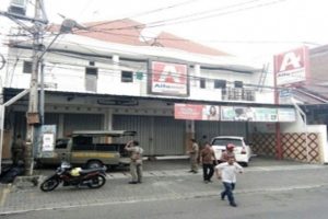 5 Minimarket Tak Berijin Ditutup Satpol-PP Kota Surabaya