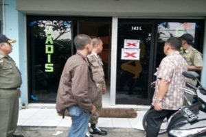 Diketahui Tak Berijin, Satpol-PP Surabaya Segel Panti Pijat ‘Gadis’