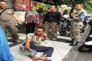 Sering Keluarkan ‘Anunya’ di Jalan, Orang Gila Ditangkap Satpol-PP dan Dinsos Surabaya