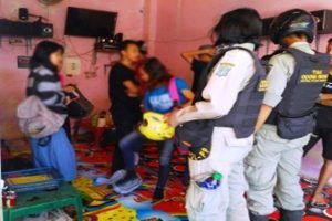 Cegah Kenakalan Remaja, Satpol-PP Surabaya Sisir Rumah Hantu Darmo