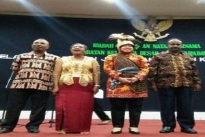 Risma Wali Kota Surabaya Dinobatkan Jadi ‘Mama Papua’