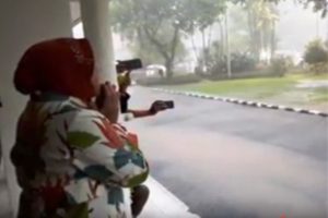 Risma Panjatkan Doa, Saat Kota Surabaya Turun Hujan Disertai Angin