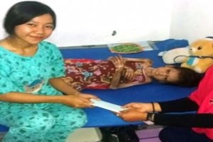 Warga Surabaya Serahkan Bantuan ke Mardiana, Penderita Scleroderma asal Sumbawa