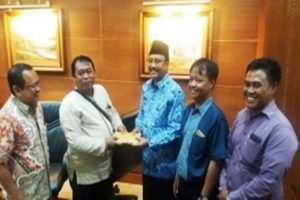 Gus Ipul Bantu Tempat Penjemuran Ikan ke Nelayan Kenjeran