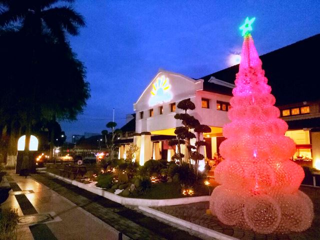 Dekorasi Natal Unik Grand Surya dan Merdeka Hotel Kediri