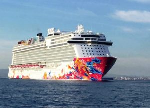 Kapal Pesiar Genting Cruise Berlabuh di Surabaya