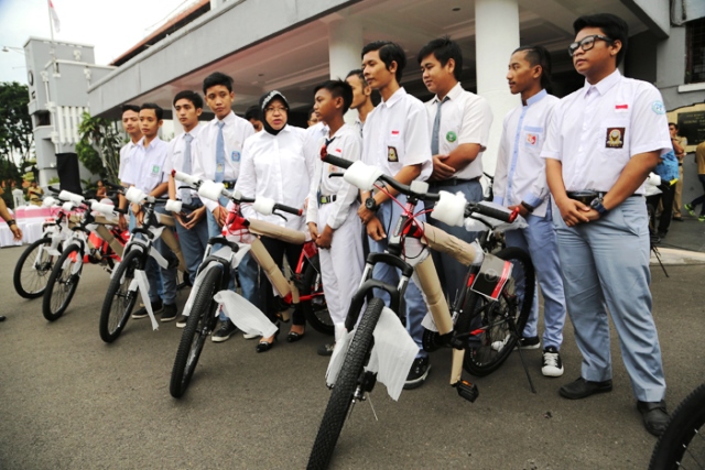 Wali Kota Surabaya Berikan Bantuan Sepeda Kepada Siswa