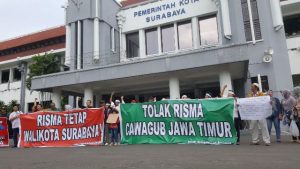Belasan Orang Gelar Aksi “Gandoli” Risma di Balai Kota Surabaya