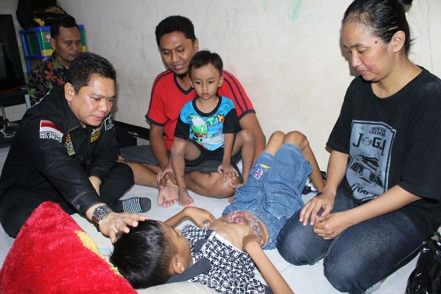 Hadir di Sidoarjo, Adies Kadir Santuni Anak Penderita “Omphalocele”