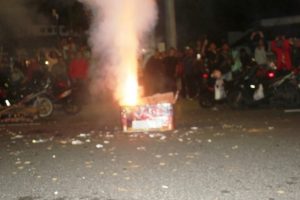 Warga Surabaya “Terhibur” dengan “Pesta Kembang Api” di Jl Walikota Mustajab