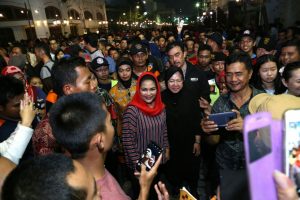 Mlaku Mlaku Nang Tunjungan, Puti G Soekarno dan Risma “Diserbu” Warga Surabaya