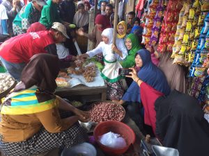 Awali Kampanye dari Bojonegoro, Khofifah Kembali Blusukan ke Pasar Tradisonal