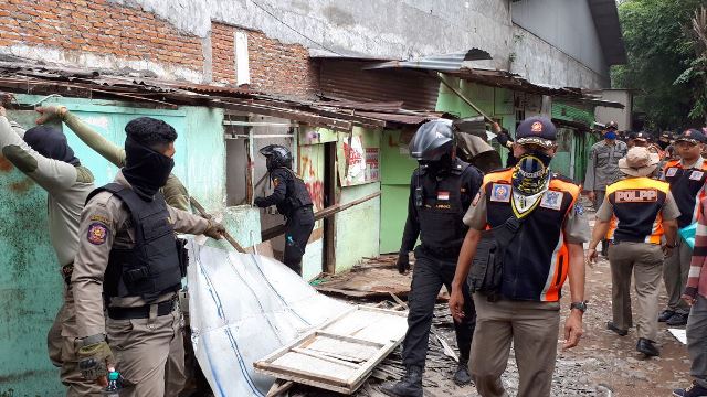 Satpol PP Surabaya Tertibkan Bangli Stren Kali di Keputran, Penghuni Pasrah