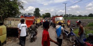 Warga Wonorejo Trisulo Kediri Tutup Jalan, Aktifitas Armada Milik Kustari Terhenti