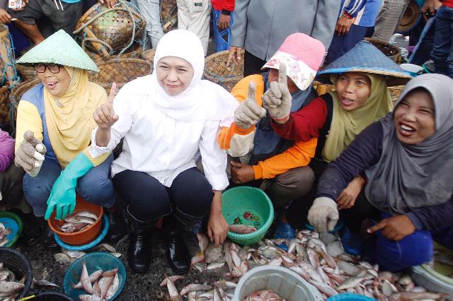 Kunjungi Tempat Pelelangan Ikan, Khofifah Bicara soal Masih Pentingnya Cangkrang