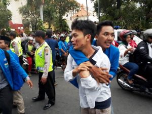 Aksi Penolakan RUU MD3 di Surabaya Berakhir Ricuh, 5 Mahasiswa Terluka