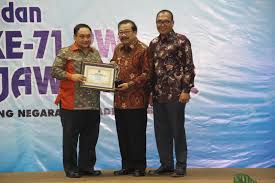 Terima Anugerah Prapanca Agung dari PWI Jatim, Soekarwo: Pers Berperan Mereduksi Konflik