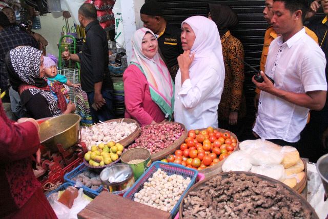 Sambangi Warga di Pasar Nongkojajar, Khofifah : Butuh Pengembangan Vertikal