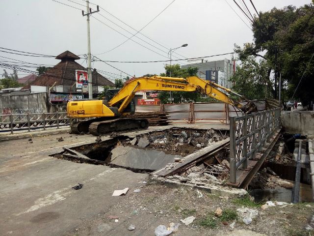 Dinas PU Pemkot Surabaya Mulai Garap Jembatan Kartini yang Ambles