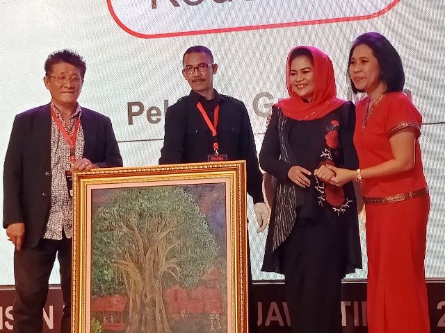 Indah Kurnia jadi Pemenang Lelang Pertama di Pemeran Lukisan “Perjuangan Jatim 2018”