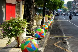 Percantik Wajah Kota, Pemkot Surabaya Pasang Bola Warna-Warni di Trotoar