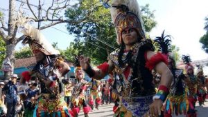 Santri Ponpes Al Falah Kediri Gelar Pawai Budaya Nusantara