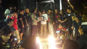 Dukung Polri Berantas Teroris, Warga Surabaya Gelar Aksi Lilin di Monumen Polisi Istimewa
