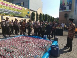 Polres Kediri Musnakan Ratusan Miras dan Ribuan Pil Koplo