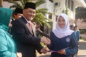 Pimpin Upacara Hardiknas, Pjs Wali Kota Kediri Serahkan Penghargaan ke 31 Siswa Berprestasi