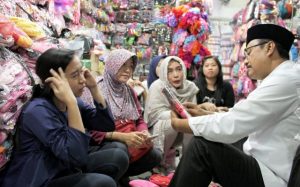 Pastikan Ekonomi Tak Terpengaruh Teror Bom, Gus Ipul Kunjungi Pusat Grosir Surabaya