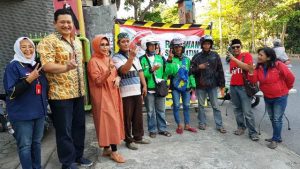 Relawan Gus Ipul-Puti di Surabaya Kembali Bagikan Takjil dan Sosialisasi Gambar Paslon