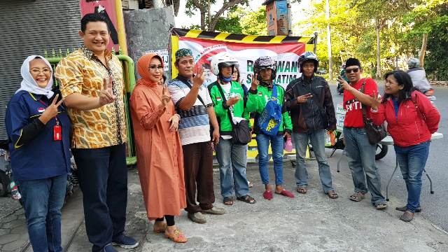 Relawan Gus Ipul-Puti di Surabaya Kembali Bagikan Takjil dan Sosialisasi Gambar Paslon