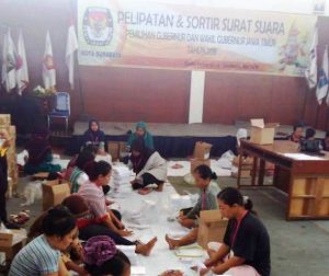 KPU Surabaya Kerahkan 30 Tenaga Kerja untuk Pelipatan dan Sortir Surat Suara Pilgub