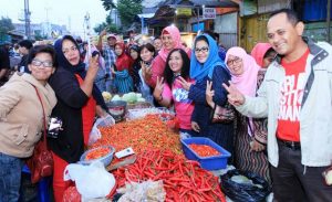 Di Pasar Kebalen Malang, Puti Guntur Soekarno Jadi Magnet Kaum Ibu