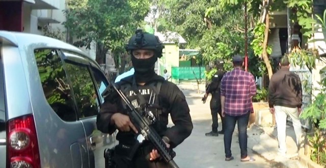 Tim Densus 88 Tembak Mati Satu Anggota Teroris di Manukan Kulon Surabaya