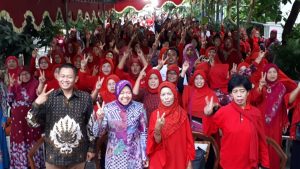 Risma Ajak Relawan Lingkungan Surabaya Timur Pilih Gus Ipul-Puti