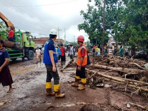 PLN Bantu Warga Terdampak Banjir Bandang